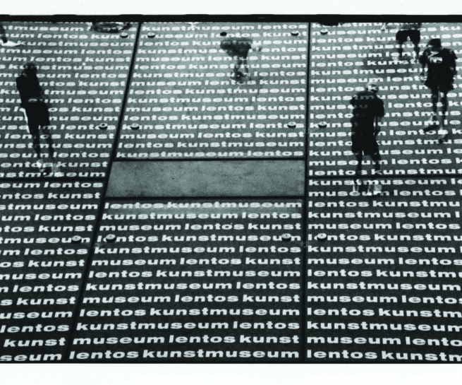 people walking on a surface with text "Kunst museum"